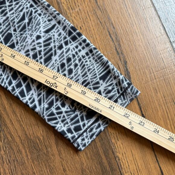 Nike Pro Dri-FIT Cropped Leggings Women’s M Black White Abstract Print Pants - Picture 5 of 5